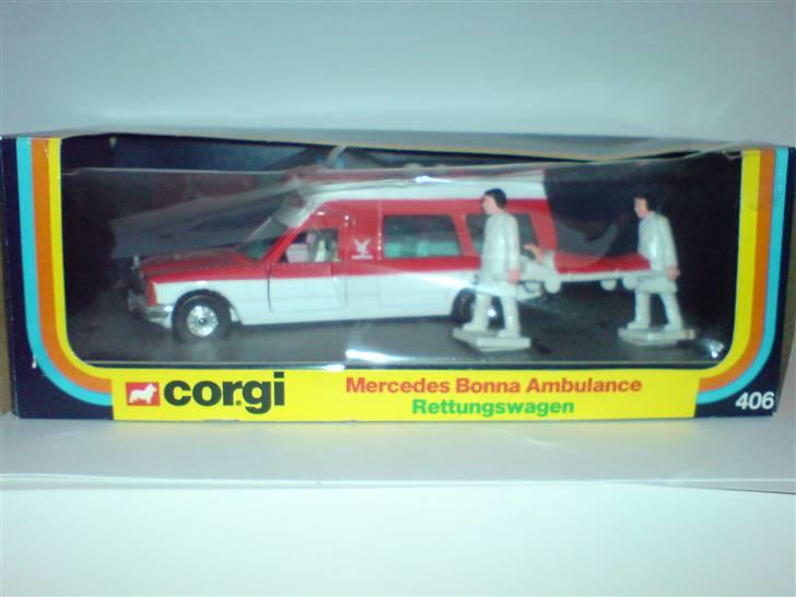 MODEL BILER i størrelse 1:43-1:24 og 1:18  - Dette er er gammel Falck Ambulance fra Corgi. Bilen har jeg faktisk haft helt fra jeg var knægt, da jeg fik 2 af dem i gave, så gemte jeg den ene æske med bil i. Den har aldrig været ude af æsken. billede 8