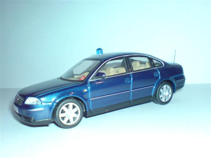 MODEL BILER i størrelse 1:43-1:24 og 1:18  - Vw Passat 1:43 fra Minichamps

Jeg har bygget den om til en civil Politi bil, med antenne på bagskærmen, magnet blink på taget og den kendte " slikpind med Stop Politiet " i forruden. billede 12