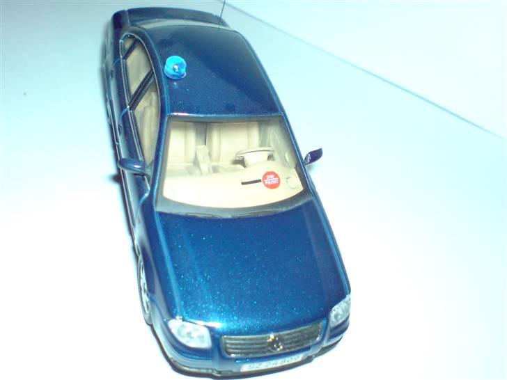 MODEL BILER i størrelse 1:43-1:24 og 1:18  - Vw Passat 1:43

Jeg har bygget den om til en civil Politi bil, med antenne på bagskærmen, magnet blink på taget og den kendte " slikpind med Stop Politiet " i forruden. billede 13