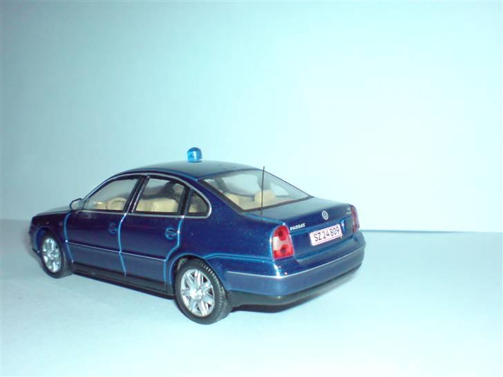 MODEL BILER i størrelse 1:43-1:24 og 1:18  - Vw Passat 1:43

Jeg har bygget den om til en civil Politi bil, med antenne på bagskærmen, magnet blink på taget og den kendte " slikpind med Stop Politiet " i forruden. billede 11