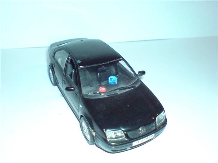 MODEL BILER i størrelse 1:43-1:24 og 1:18  - Vw Bora 1:43 fra Minichamps

Denne er også lavet om til Civil Politibil, har her så monteret blink i forruden sammen med "politi slikpinden" Denne model mangler stadig antenner og muligvis en form for et lille kamera i foruden :-)

Den lille plet på taget, er lavet med vilje, bare en lille detalje, for det skal se slidt ud, der hvor blinket nogen gange bliver sat op. billede 14
