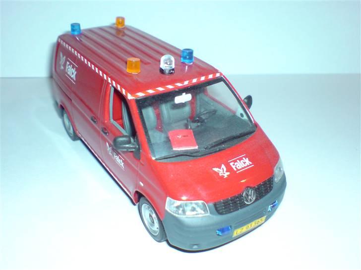 MODEL BILER i størrelse 1:43-1:24 og 1:18  - Vw T5 1:43 fra minchamps...

Ombygget med div. Falck decaler og blink, samt en lille Falck oplysnings bog i forruden med lille Falck logo på. Bilen mangler antenner og så skal blinkene rettes en smule... billede 16