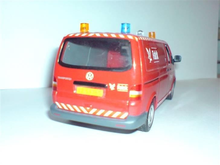 MODEL BILER i størrelse 1:43-1:24 og 1:18  - Vw T5 1:43 fra minchamps...

Ombygget med div. Falck decaler og blink, samt en lille Falck oplysnings bog i forruden med lille Falck logo på. Bilen mangler antenner og så skal blinkene rettes en smule... billede 18
