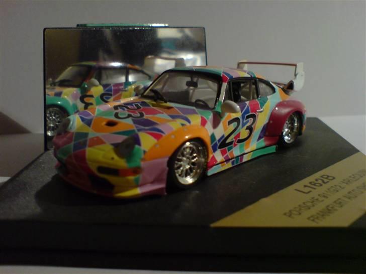 MODEL BILER i størrelse 1:43-1:24 og 1:18  - Porsche 911 GT2 "Arlequin" på fransk " Harlequin" på dansk...

Str. 1:43.

Bilen er en lille kopi af en rigtig bil som stod på Frankfurt showet i 1995 billede 138