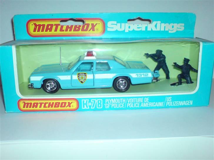 MODEL BILER i størrelse 1:43-1:24 og 1:18  - Matchbox K-78 Plymouth med figurer.

Dette er også en bil fra min barndom, denne her har helle aldrig været ude af sin æske. billede 9