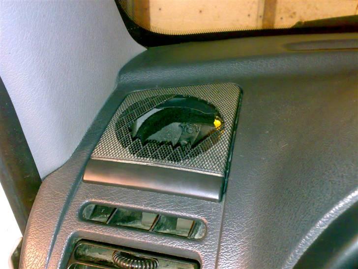 Glasfiber, polyester og et stræklagen fra jysk :-) - De originale gitre var begge mere eller mindre smadret, men kunne fint bruges som ramme til at bygge på. billede 1