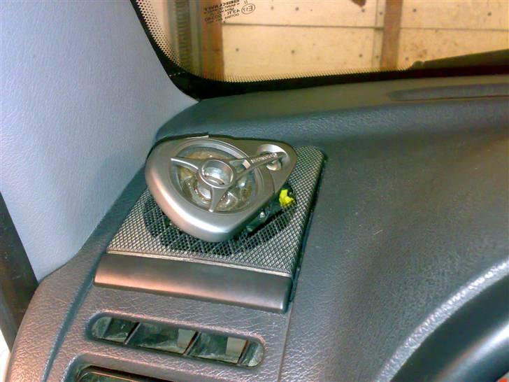 Glasfiber, polyester og et stræklagen fra jysk :-) - Her er så diskanten. Det er diskanterne fra pioneer TS-E 2090 højtalere, som jeg brændte bassen på. Jeg har haft 3 sæt af dem efterhånden, og de spiller fantastisk synes jeg. Udseendet har også lidt mere at byde på end en mere almindelig rund diskant. billede 4