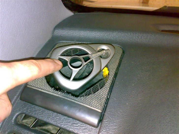 Glasfiber, polyester og et stræklagen fra jysk :-) - Så er enhederne pillet ud, og der skulle lige tjeckes en sidste gang. Det endte med at jeg vendte den med den lille diskant nederst. Det gav mest mening med formen jeg ville lave (det får du at se når resultatet er helt færdigt), og så fik jeg lige 3 cm bredere stereofelt foræret ;-) billede 5