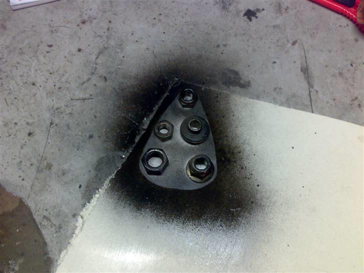 Glasfiber, polyester og et stræklagen fra jysk :-) - Papirskabelonen overføres til en plade glasfiber jeg havde liggende. Jeg brugte møtrikkerne til at holde papiret nede, så blev det spraymalet. billede 7