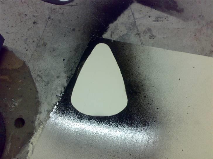 Glasfiber, polyester og et stræklagen fra jysk :-) - Når papiret er taget af ses det klart og tydeligt hvad der skal fjernes. billede 8