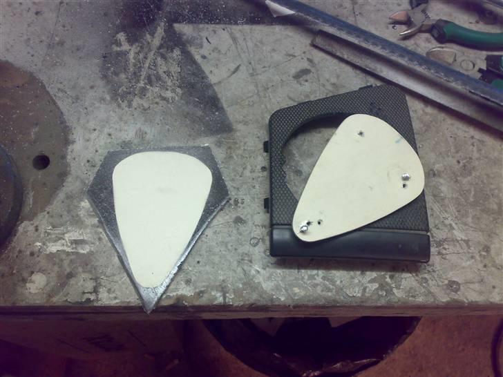 Glasfiber, polyester og et stræklagen fra jysk :-) - Et styk færdig, og lidt finish tilbage på den anden. Jeg brugte en bænksliber til at slibe dem med, det er som smør, så man skal være lidt forsigtig. En fil og groft sandpapir brugte jeg til finishen. Husk støvmaske!!!! billede 9