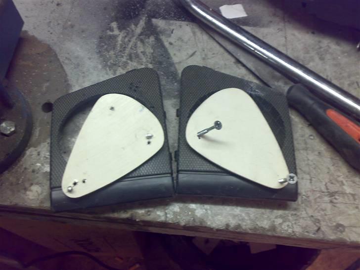 Glasfiber, polyester og et stræklagen fra jysk :-) - Så skal de skues fast. Jeg undgik helt at bruge træ eller lignende, og kunne klare mig med 3 skruer pr. stk. billede 10