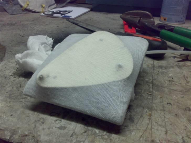 Glasfiber, polyester og et stræklagen fra jysk :-) - Første prøveovertræk med stræklagen - Ahhh... den er der ikke heeeelt endnu. Billedet er taget ca. fre den vinkel jeg ser det fra når jeg sidder i bilen. billede 11