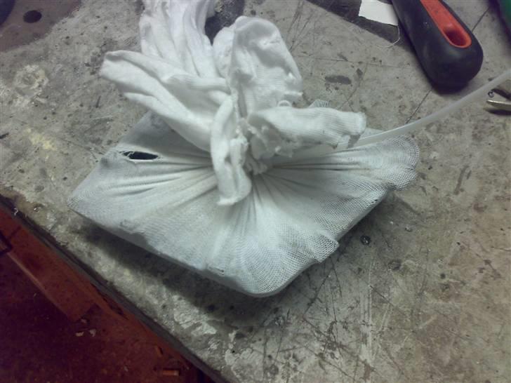 Glasfiber, polyester og et stræklagen fra jysk :-) - Stræklagenet samlede jeg på bagsiden med en strip. Man kan nemt stramme lagenet selvom strippen er bundet stramt fast. billede 12