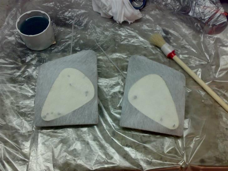 Glasfiber, polyester og et stræklagen fra jysk :-) - Så er der rørt polyester op og dækket af. Det overskydende stof er blevt klippet af, så de kunne ligge plant på bordet. billede 14