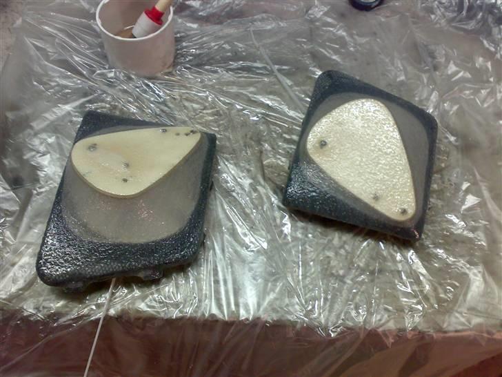 Glasfiber, polyester og et stræklagen fra jysk :-) - Fik lidt for meget hærder i, så det skulle gå stærkt, men det lykkedes egentlig ganske godt. Jeg glæder mig til at gå videre med dem snart. (Husk åndedrætsværn med aktivt kulfilter, for der er ikke noget som polyester der kan æde hjerneceller! En maske koster ikke en million) billede 15