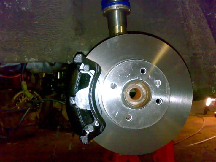 Golf 1 2000E/16V Oettinger projekt - De originale 1,1 fornav, med Girling 54 kalibre fra GTI 16V '90, bremse Åg fra Passat syncro 32B '88, 256mm bremseskive fra GTI 16V '90, og Ferrodo bremseklodser. Alt er nyt eller nyrenoveret. billede 24