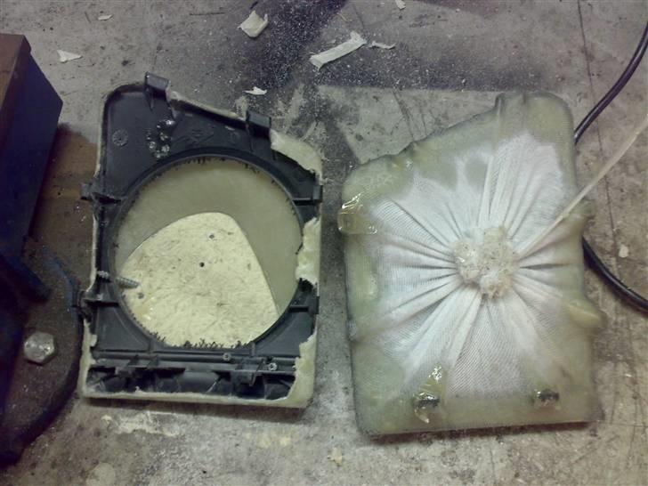 Glasfiber, polyester og et stræklagen fra jysk :-) - Polyesteren binder ikke på plastik, så det overskydende er nemt at fjerne - jeg brugte en skævbidder, minisliber, og en nedstrygerklinge. billede 17