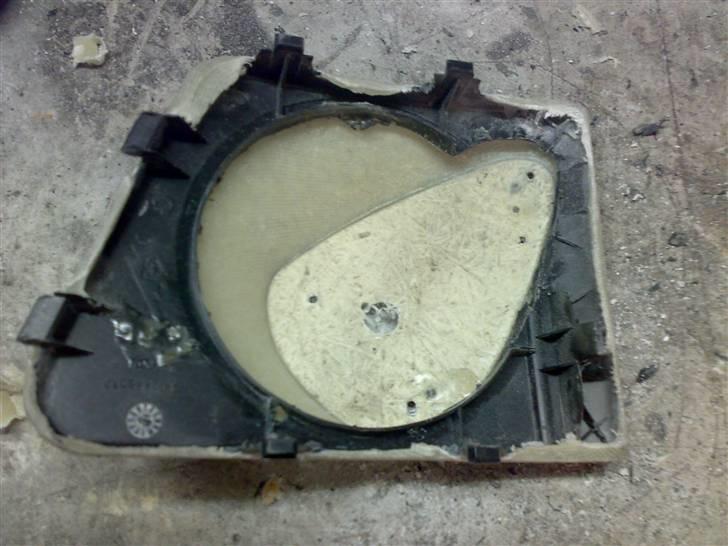 Glasfiber, polyester og et stræklagen fra jysk :-) - Så er der trimmet på undersiden, og der er plads til enhederne. billede 18