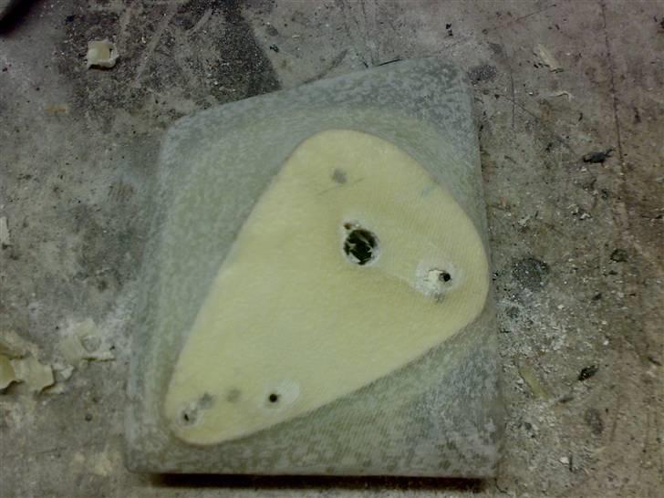 Glasfiber, polyester og et stræklagen fra jysk :-) - Overfladen skal slibes lidt, så spartelen hænger bedre ved. billede 19