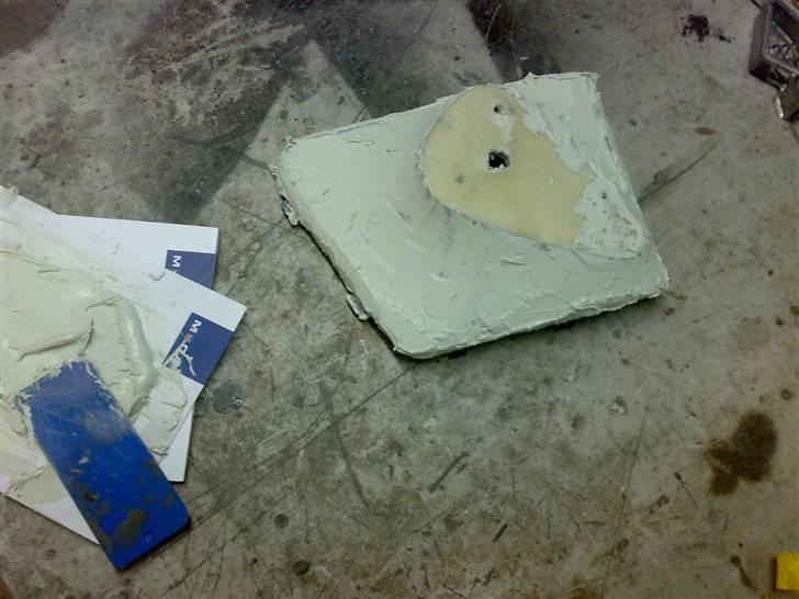 Glasfiber, polyester og et stræklagen fra jysk :-) - Et godt lag spartel, med lidt held slipper jeg med denne ene omgang :-) billede 20