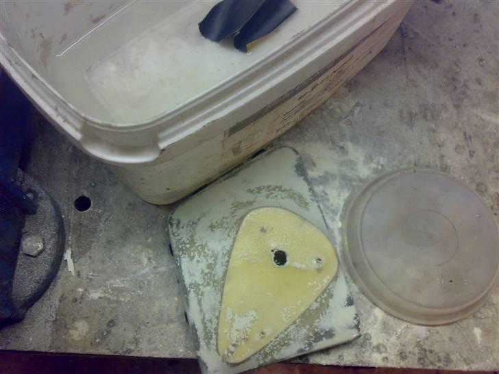 Glasfiber, polyester og et stræklagen fra jysk :-) - Det er lige ved at det går med den ene gang spartel, så jeg vandsliber, og prøver at give spraysparten. billede 22