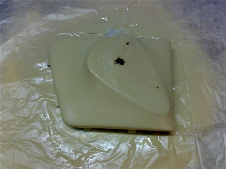 Glasfiber, polyester og et stræklagen fra jysk :-) - Mjaeee - finishen er ikke god nok endnu, så der må spartles lidt igen. billede 24