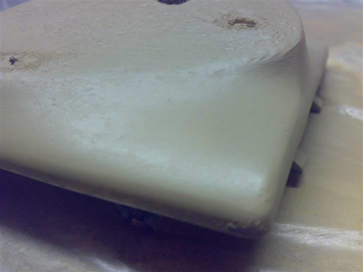 Glasfiber, polyester og et stræklagen fra jysk :-) - Nærbillede af overfladen, så man rigtig kan se fejlene - hvis man bare skulle have stof på var jeg længe færdig, men jeg tror de skal vare soret i silkemat, så det passer med farven omkring speedometer m.m. Man kunne også vælge vognfarven (hvid), men det ser mig ærlig talt lidt billigt ud, og kontrasten bliver alt for stor. billede 25