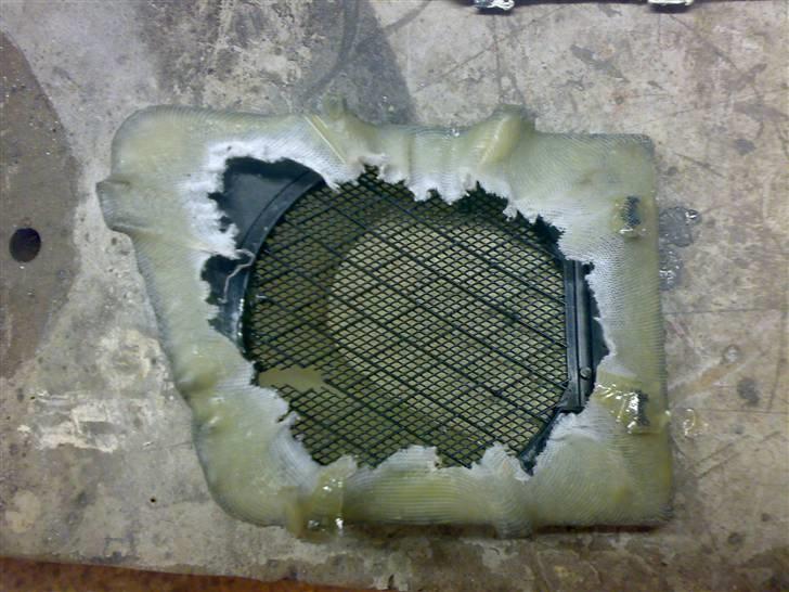 Glasfiber, polyester og et stræklagen fra jysk :-) - Så var polyesteren tør, og Så skal der trimmes. billede 16