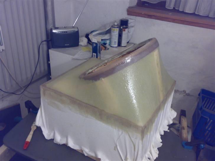 Anlæg i bagagerum - Polyester så det driver, lige et tip lad være med at ligge det tøj du har på til vask, det ligger bare og lugter af polyester hele natten vask det med det samme. billede 7