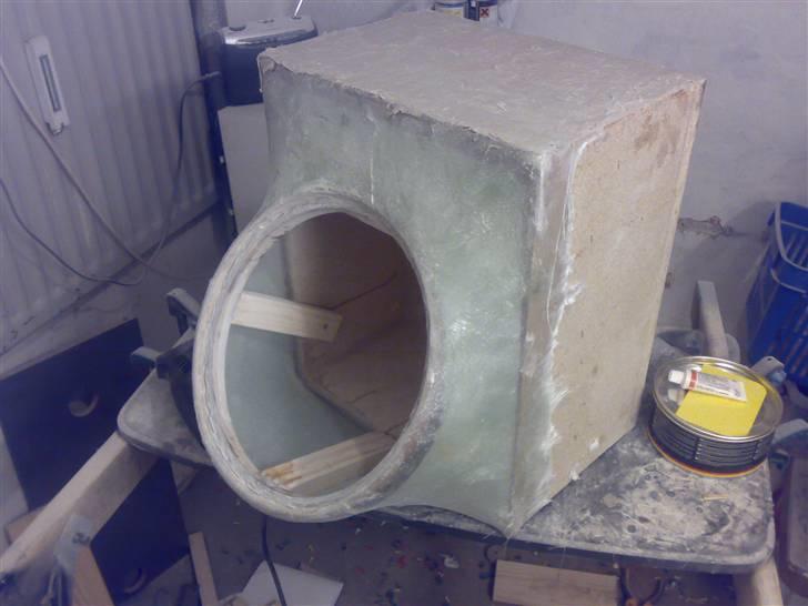 Anlæg i bagagerum - Så er glasfiberen kommet på og tøret og klar til at spartle det pænt og rent. billede 8