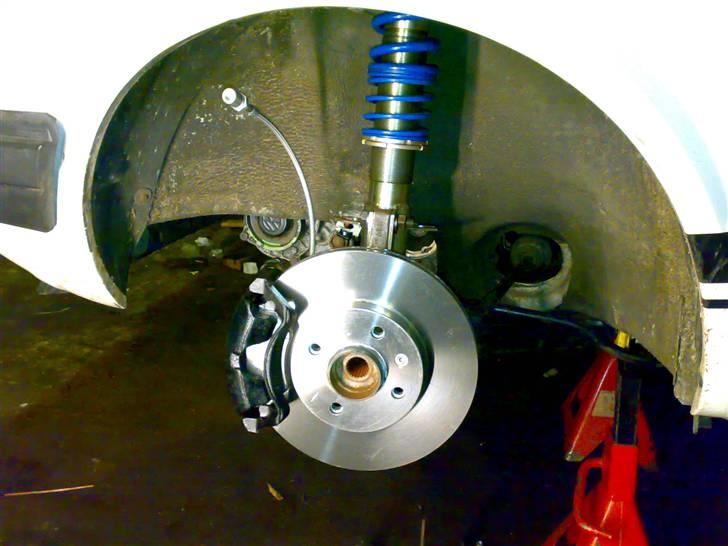 Golf 1 2000E/16V Oettinger projekt - Lige et billede mere af mine fine 256mm forbremser med gevind und alles, nu også med armerede bremse slanger :o) billede 26