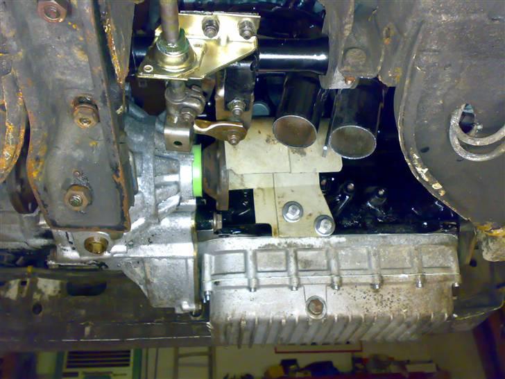 Golf 1 2000E/16V Oettinger projekt - Et shot af gearskiftet frem mod motor, bemærk todelt Oettinger bundkar billede 30