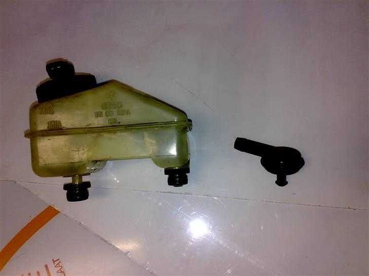 Golf 1 2000E/16V Oettinger projekt - Bremsevæske beholderen var der ikke plads til pga den nye strømfordeler, så jeg har været på rov i en gammel LT35 billede 35