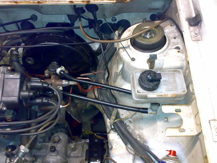 Golf 1 2000E/16V Oettinger projekt - Det færdige resultat, strømfordeleren rager en del ud over hovedcylinderen, men nu er væskehuset flyttet ud til tårnet, det giver en del mere plads billede 37