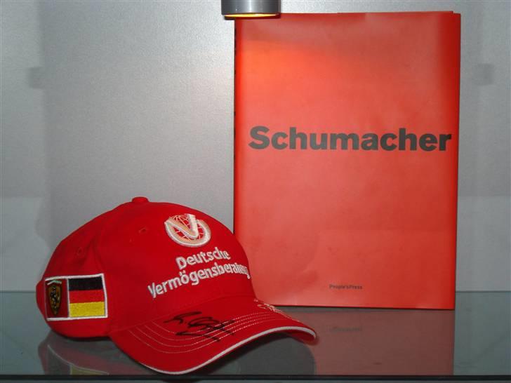 Modelbiler 1:18 1:43 1:87 m.m. - MS Cap med hans autograf samt hans selvbiografi. billede 38