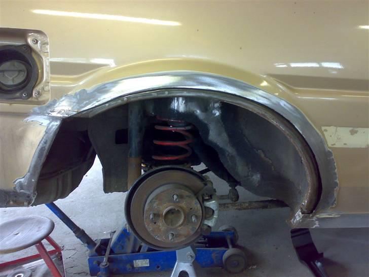 Toyota Corolla Coupé AE86 - Rustarbejde ved skærmkant. billede 1