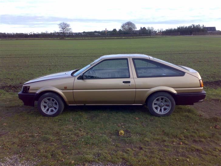 Toyota Corolla Coupé AE86 - Bilen efter maling, har fået monteret lidt småting. billede 3