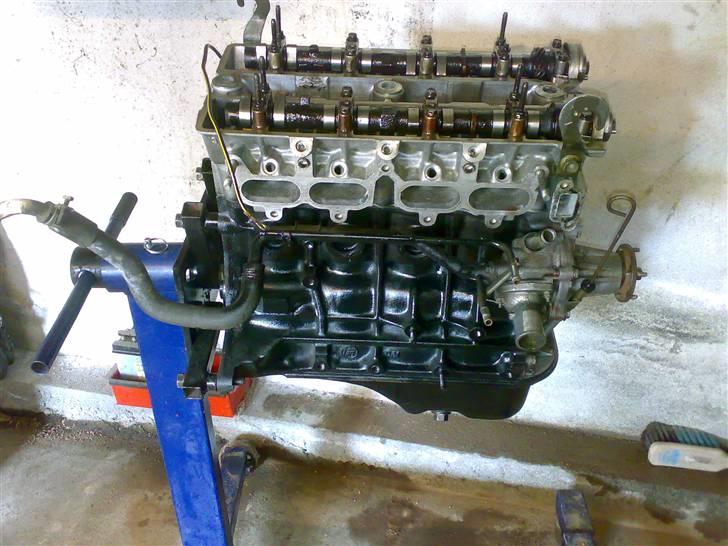 Toyota Corolla Coupé AE86 - Renovering af motor... føj den var snasket til i olie og skidt. billede 5