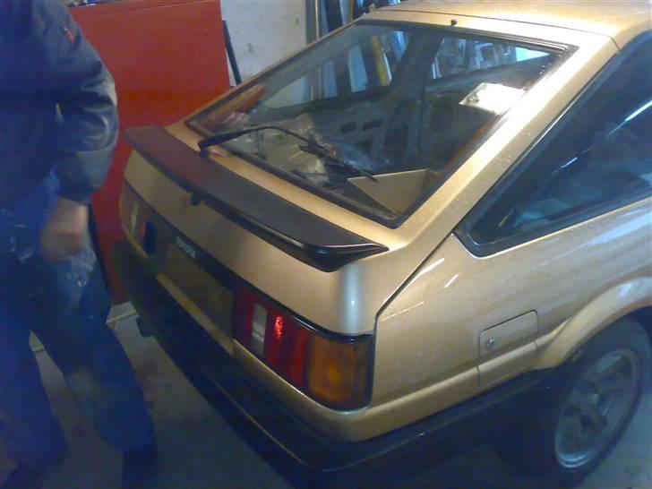 Toyota Corolla Coupé AE86 - Bagklappen samlet efter maling billede 7