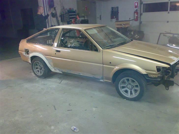 Toyota Corolla Coupé AE86 - Her er maleren så igang med spartelarbejde billede 9