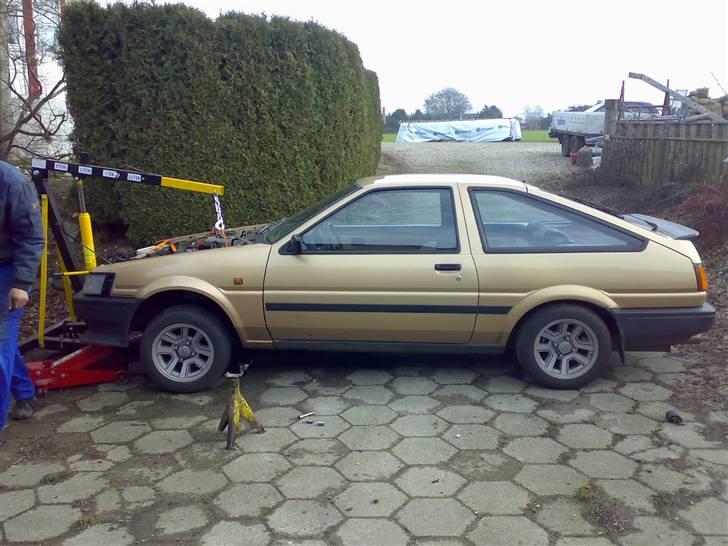 Toyota Corolla Coupé AE86 - Motoren skal til at tages ud. billede 10