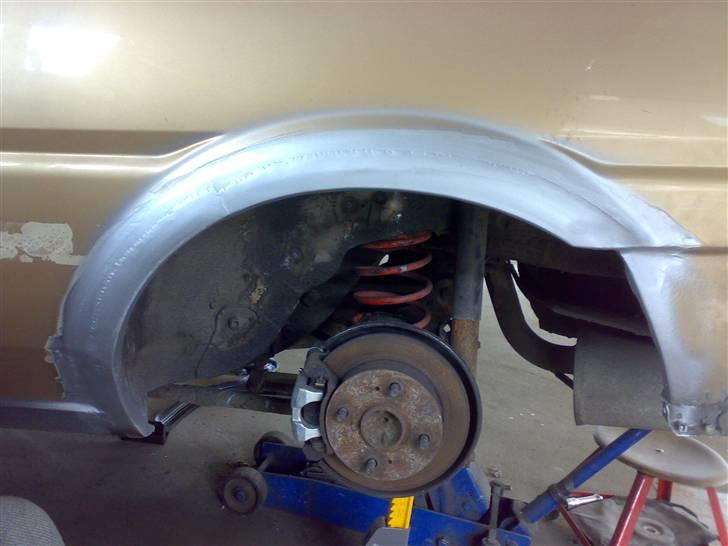 Toyota Corolla Coupé AE86 - Skærmkant ordnet, den ene halvdel fra en ae80 og den anden fra en rover, meget pænt lavet syns jeg selv, bare jeg kunne det skidt. billede 13