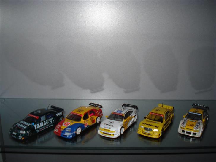 Modelbiler 1:18 1:43 1:87 m.m. - Div. tidligere DTM/ITC biler i størrelsen 1:43. Bl.a. den Alfa Romeo Kris Nissen kørte i, samt den Mercedes( gul) Kurt Thiim kørte i. billede 57