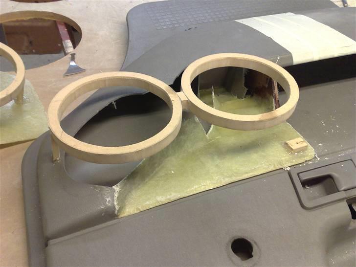 Glasfiber Guide "trin for trin" - Næste sæt højtaler ringe også målt af. Samme fremgangsmåde..

Jeg har selvfølgelig sørget for at højtalerne sidder ens i begge sider så der ser ens ud når man kikker på bilen.. billede 20