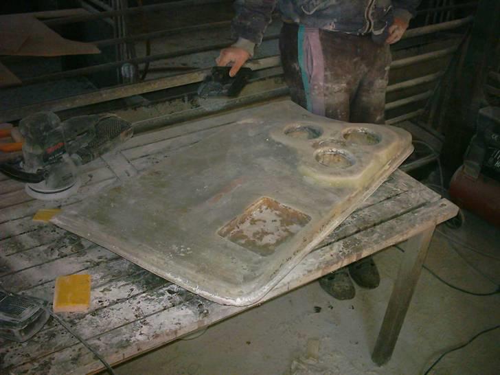 Anlæg i AW11 targa - Skåret ud og støbt klar til montering af skærm. billede 4