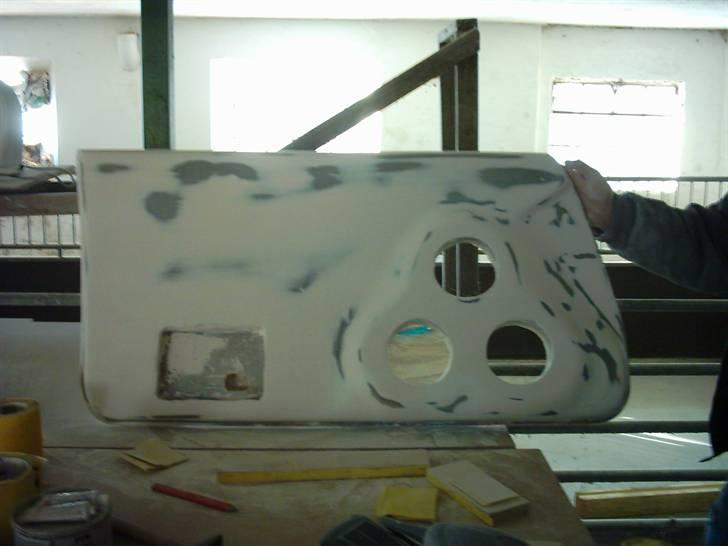 Anlæg i AW11 targa - Sidste finspartel lagt i dørsiderne, maleren lavede sidste coat og sprøjtespartel inden de fik lak. billede 6