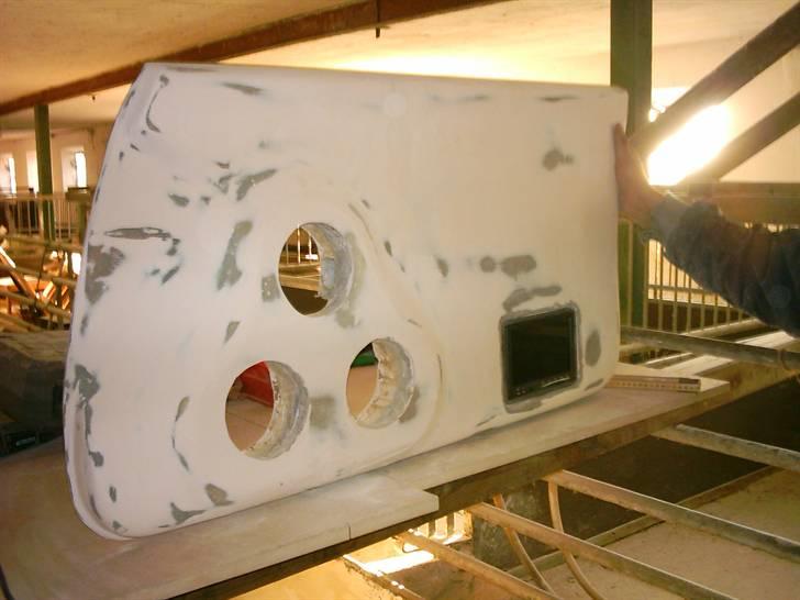 Anlæg i AW11 targa - Sidste finspartel lagt i dørsiderne, maleren lavede sidste coat og sprøjtespartel inden de fik lak. billede 7