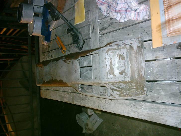 Anlæg i AW11 targa - Org. midterkonsol skåret istykker og spartlet klar til nye former. billede 9