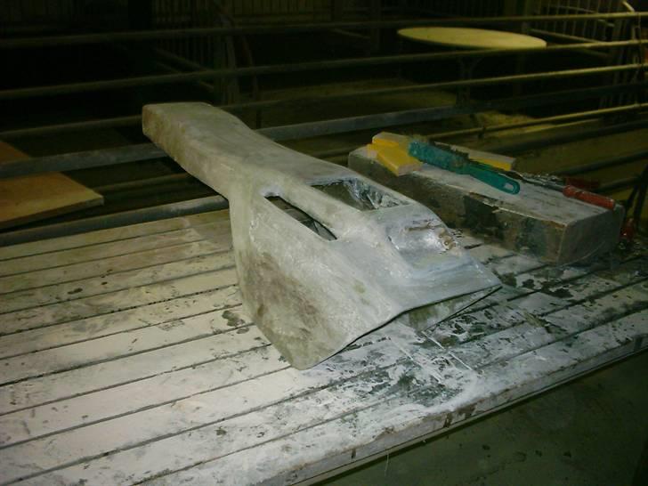 Anlæg i AW11 targa - Konsollen slibes til efter støbningen i kabinen. billede 12